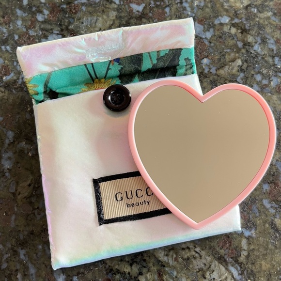 Gucci Beauty heart-shaped compact mirror with Iridescent Pouch - Picture 4 of 8